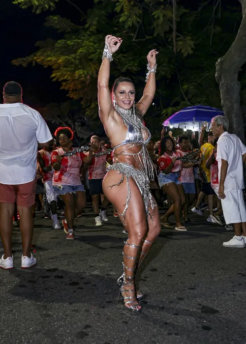 
				
					Flávia Alessandra é detonada por samba no pé: 'Deixando morrer'
				
				