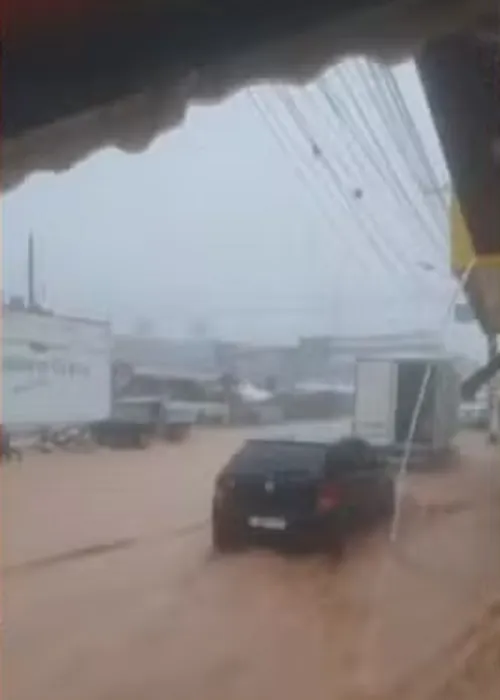 
				
					Fortes chuvas causam estragos e deixam moradores desalojados na Bahia
				
				