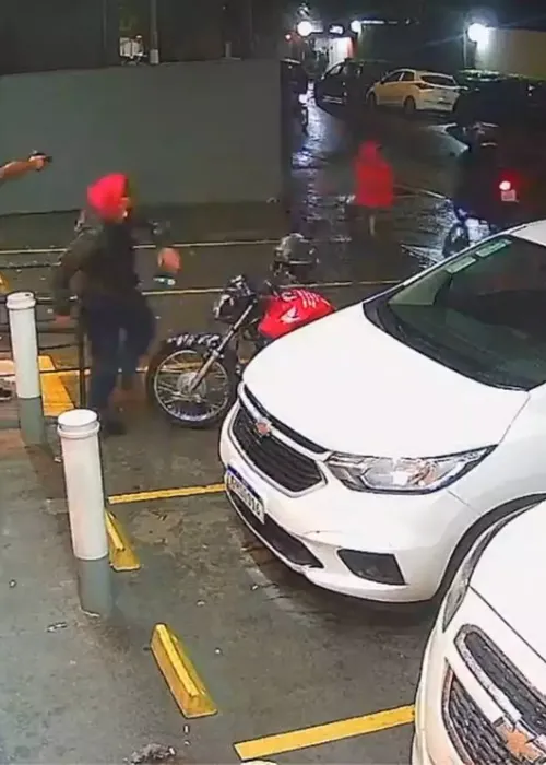 
					Homem é jogado de ponte durante abordagem
				
				