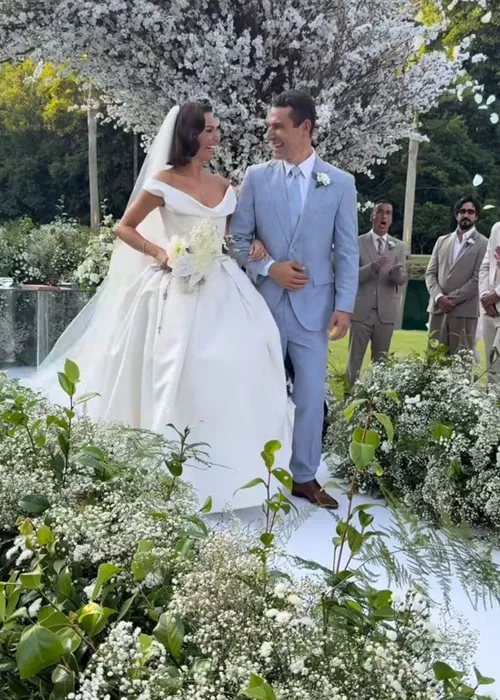 
				
					Isis Valverde casa com Marcus Buaiz em festa de luxo e com exigências
				
				