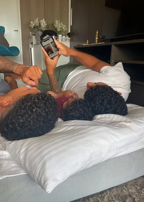 
				
					Iza e Yuri Lima batizam a filha Nala na Igreja da Penha no Rio; FOTO
				
				