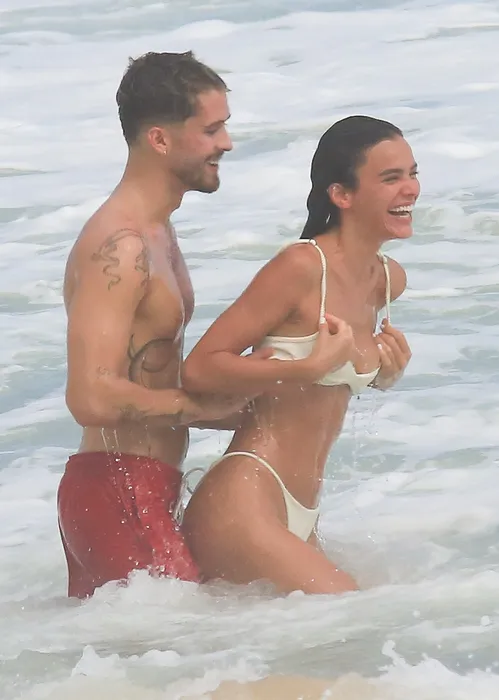 
				
					João Guilherme curte praia aos beijos com Bruna Marquezine; veja fotos
				
				