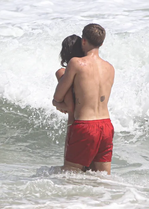 
				
					João Guilherme curte praia aos beijos com Bruna Marquezine; veja fotos
				
				