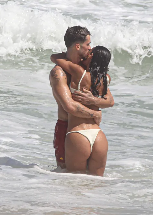 
				
					João Guilherme curte praia aos beijos com Bruna Marquezine; veja fotos
				
				