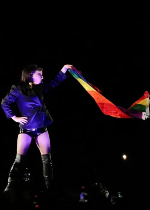 
				
					Lady Gaga surpreende e agradece a brasileiros após quebrar recorde
				
				