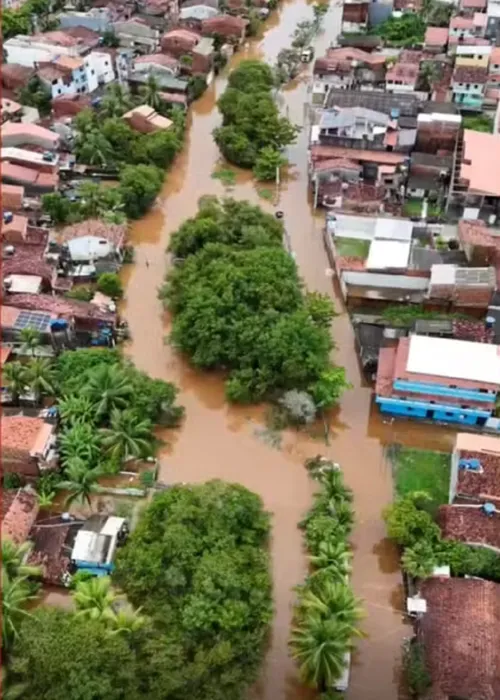
				
					Lauro de Freitas: rio transborda após chuvas atingirem Vila Nova
				
				