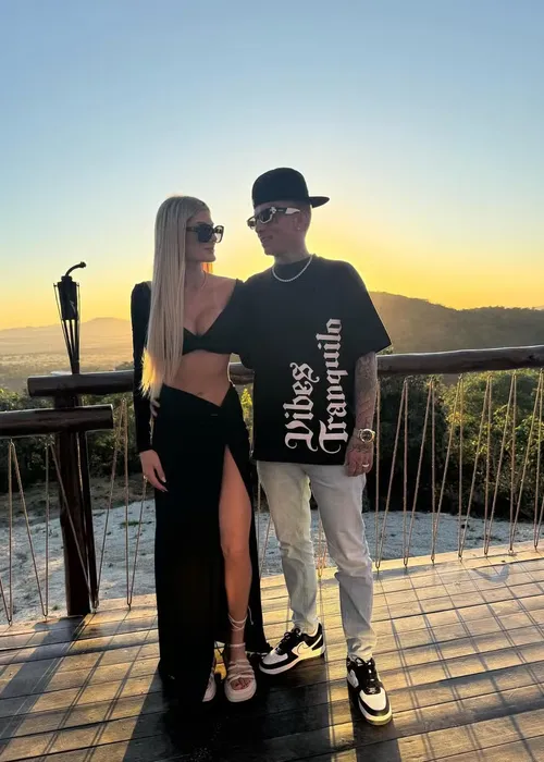 
				
					MC Guimê surpreende ao anunciar noivado; conheça Fernanda Stroschein
				
				