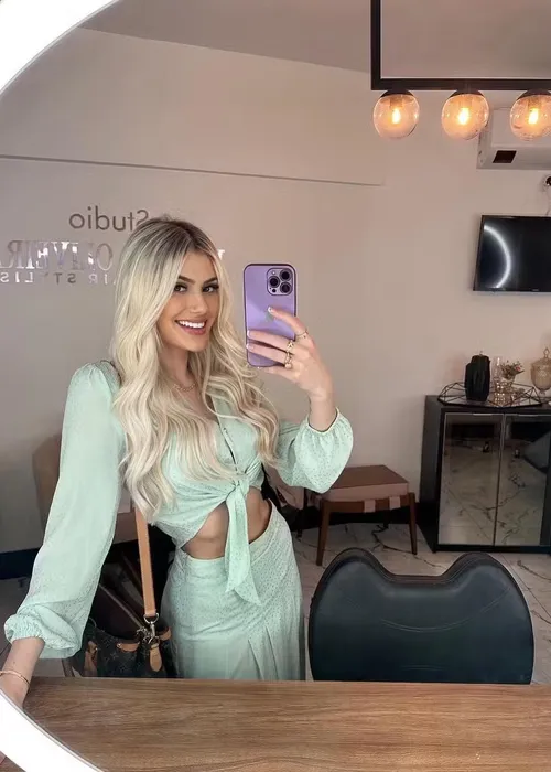 
				
					MC Guimê surpreende ao anunciar noivado; conheça Fernanda Stroschein
				
				