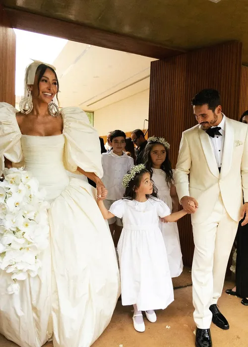 
				
					Mãe de Sabrina Sato emociona com declaração para filha após casamento
				
				