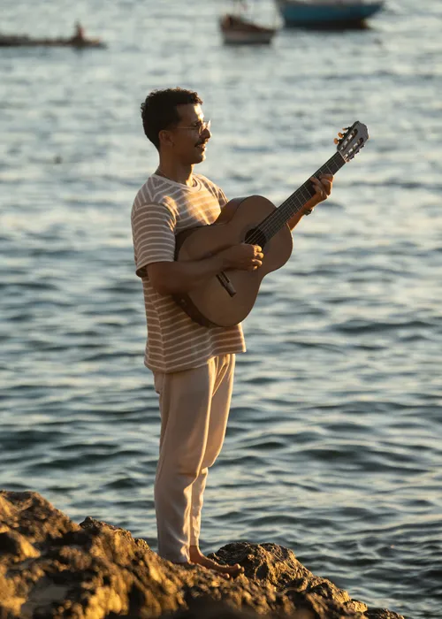 
				
					'Me Diga Oxe' é o novo single do cantor e compositor Tiri
				
				