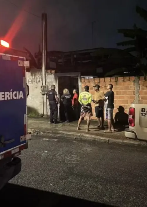 
				
					Mulher é vítima de bala perdida enquanto estendia pano de prato na BA
				
				
