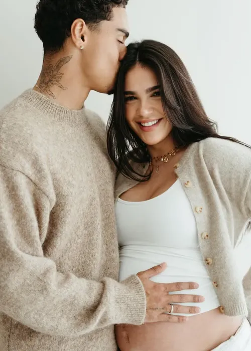 
				
					Nora de Ronaldinho Gaúcho posa grávida de jogador: 'Nossa família'
				
				