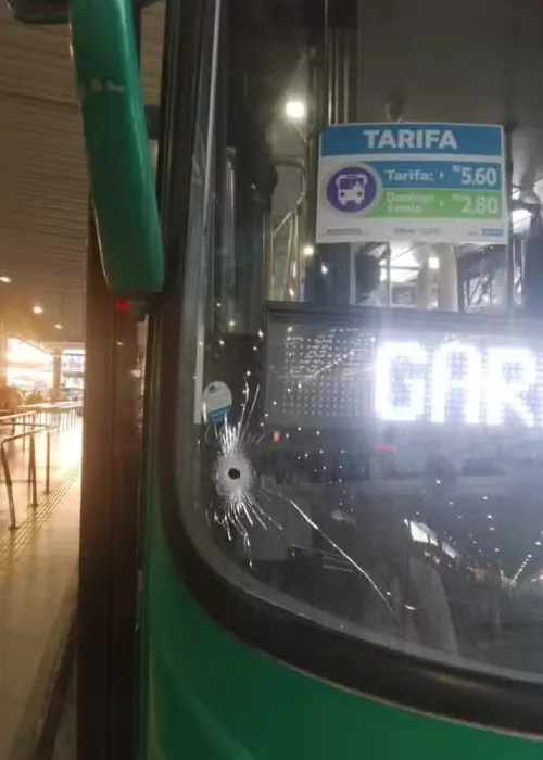 
				
					Ônibus é atingido por bala perdida em Salvador
				
				