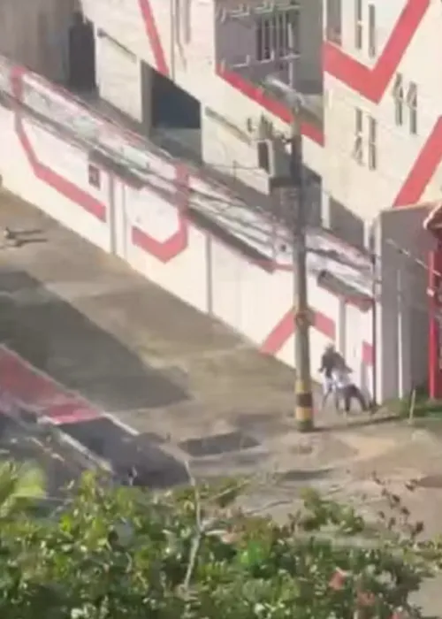
				
					PM é baleado e suspeito é morto em perseguição policial em Salvador
				
				