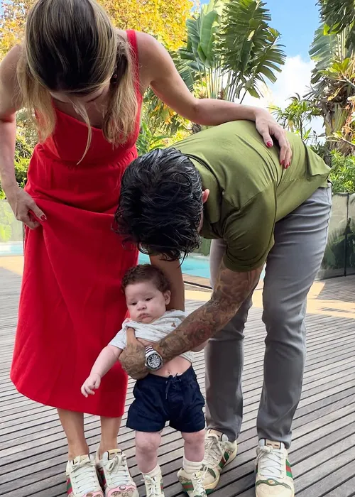 
				
					Pato mostra cliques raros do filho e foto com Silvio Santos emociona
				
				