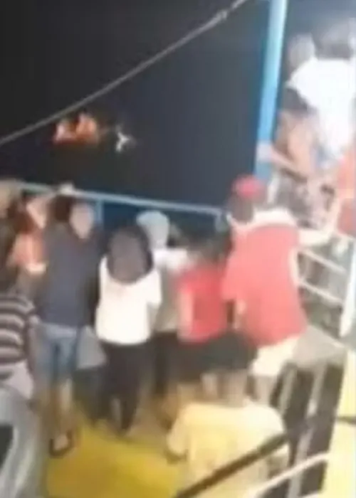 
				
					Pessoas são resgatadas por tripulantes de ferry após naufrágio na BA
				
				