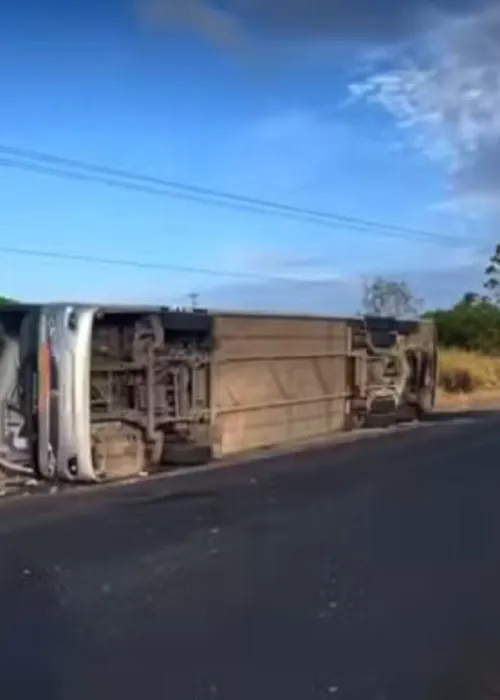 
				
					Quatro pessoas morrem e 11 ficam feridas após ônibus tombar na Bahia
				
				