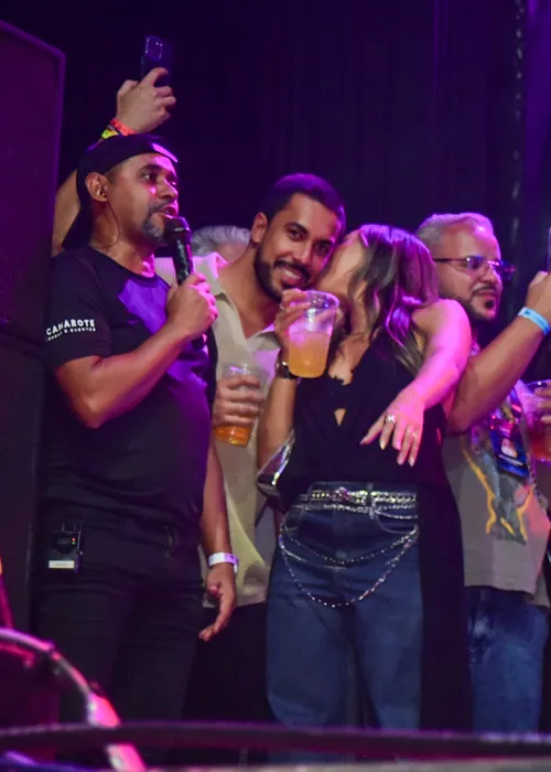 
				
					Renata Saldanha e Maike curtem noite em clima de romance: 'Especial'
				
				