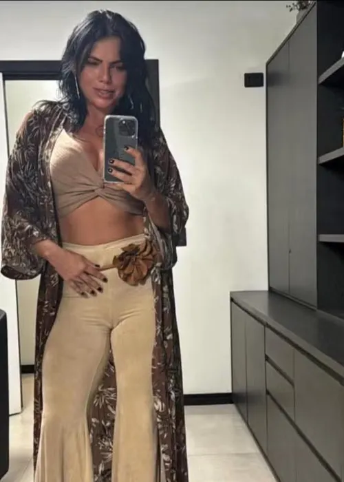 
				
					Sandy e namorado imitam Ivete Sangalo e curtem bloquinho disfarçados
				
				