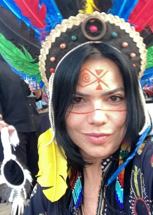 
				
					Sandy e namorado imitam Ivete Sangalo e curtem bloquinho disfarçados
				
				