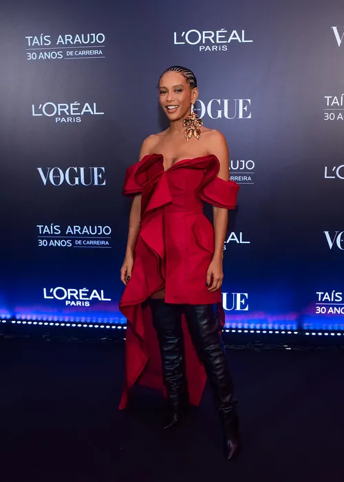 
				
					Taís Araújo reúne famosos em festão e cai no choro; FOTOS
				
				
