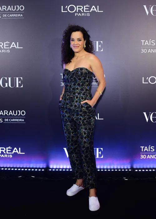 
				
					Taís Araújo reúne famosos em festão e cai no choro; FOTOS
				
				