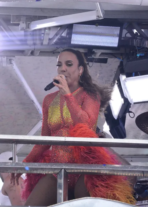 
				
					Ivete Sangalo revela desconforto no Carnaval e excesso de gases; VÍDEO
				
				