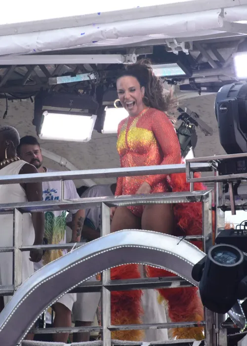 
				
					Ivete Sangalo revela desconforto no Carnaval e excesso de gases; VÍDEO
				
				