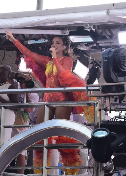 
				
					Ivete Sangalo revela desconforto no Carnaval e excesso de gases; VÍDEO
				
				