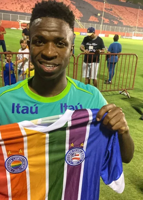 
				
					Vini Jr. surge com camisa da torcida LGBT do Bahia no Barradão
				
				