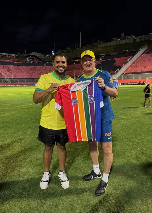 
				
					Vini Jr. surge com camisa da torcida LGBT do Bahia no Barradão
				
				