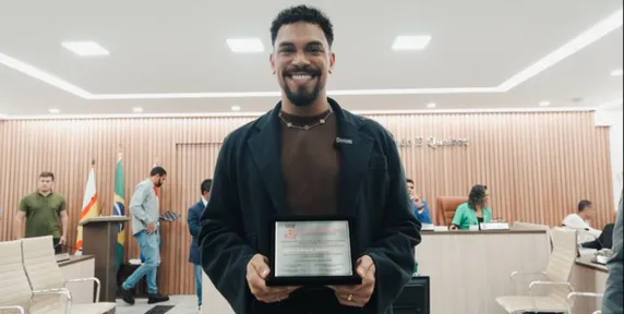 BBB 25: Vinícius Nascimento ganha alta honraria em cidade da Bahia