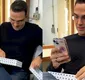 
                  BBB 25: Tadeu Schmidt ganha presente do elenco e chora; vídeo