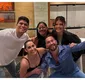 
                  BBB 25: quarto Anos 50 se reúne em jantar sem Aline e Vinícius