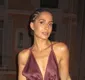 
                  Camila Pitanga rouba a cena com vestido decotado no Festival de Cannes