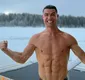 
                  Cristiano Ronaldo fica sem roupa na neve e manda mensagem de Natal