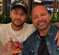 
                  Pai defende Neymar após críticas: 'Seu ídolo é aquele que trai? Não'