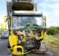 
                  Homem morre e carro pega fogo após colisão entre caminhões na BR-324