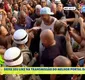 
                  Léo Santana 'abandona' trio e atravessa multidão na Micareta de Feira