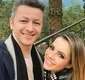 
                  Lucas Lima quebra protocolo e mostra foto rara de Sandy com filho