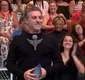 
                  Luciano Huck quebra protocolo e homenageia Silvio Santos: 'Fenômeno'