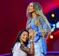 
                  Ludmilla e Brunna Gonçalves proíbem celular em chá revelação luxuoso