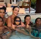 
                  Regina Casé e Ivete passam o dia na piscina e trocam elogios na web