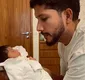 
                  Yuri Lima cuida de Nala, filha com Iza, enquanto assiste jogo; veja