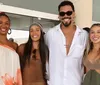 Aline e Vinícius minimizam polêmicas e posam com rivais do 'BBB 25'