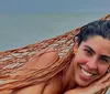 Bela Gil causa alvoroço ao surgir de topless em praia; veja foto