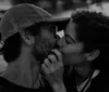 Bela Gil dá beijão em homem misterioso durante viagem a Paris; FOTOS