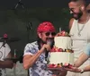 Bell Marques ganha surpresa dos filhos com bolo gigante em show