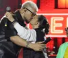 Belo beija prefeita baiana em cima do palco em show e web reage; VÍDEO