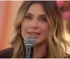Carolina Dieckmann cai no choro com apelo para Preta Gil ao vivo